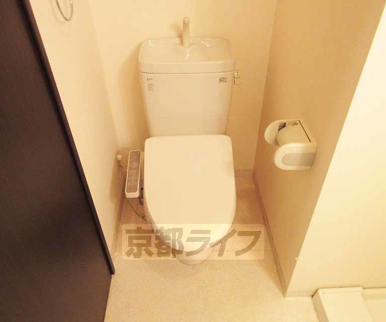 トイレ　温水洗浄便座付きです。