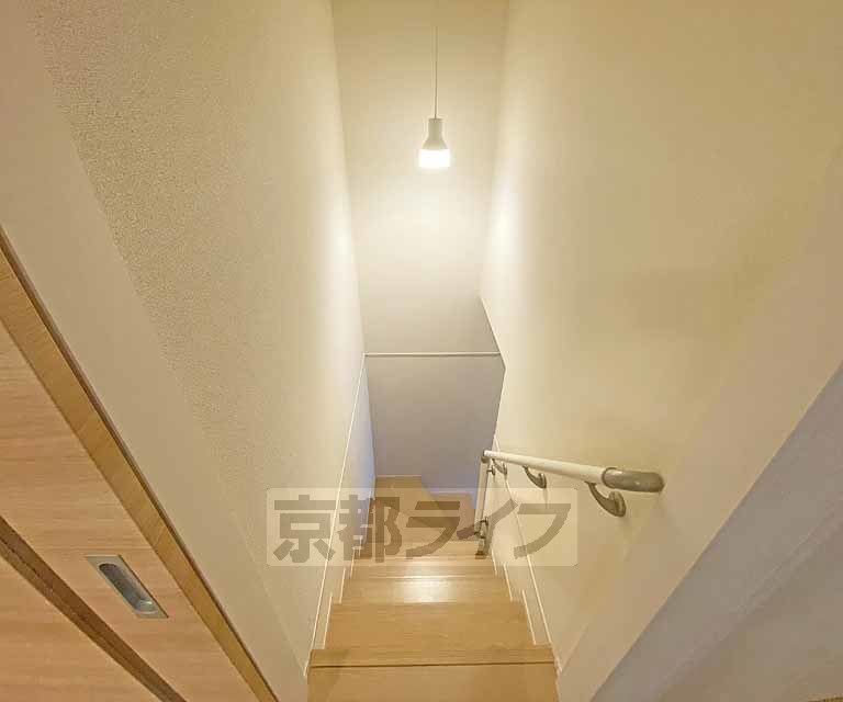 その他部屋・スペース　手すり付きで上がりやすい階段です。