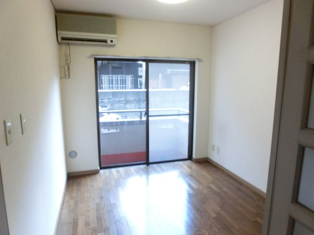 居室・リビング　明るい洋室です