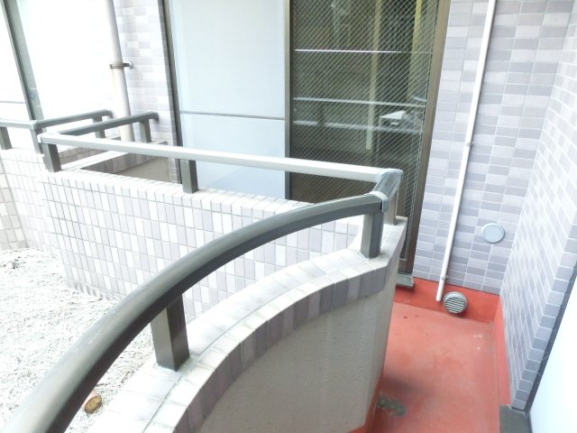 バルコニー　２部屋がそれぞれバルコニーに接しています