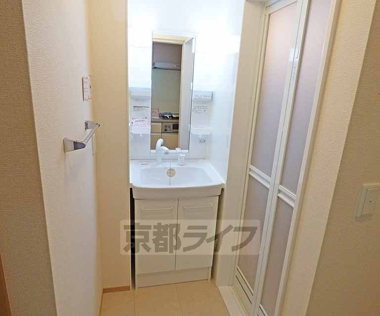 洗面設備　綺麗な独立洗面台です。