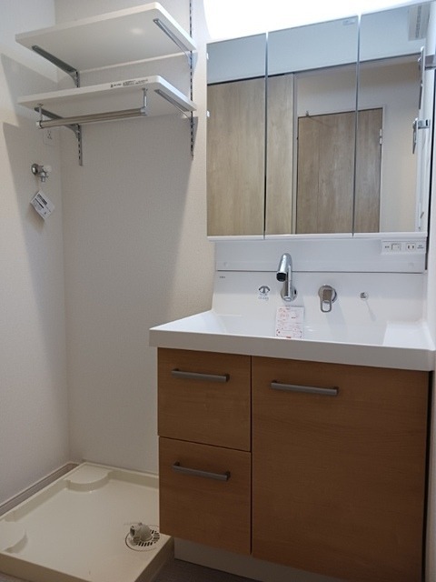 洗面設備　シャワー付き洗面台です