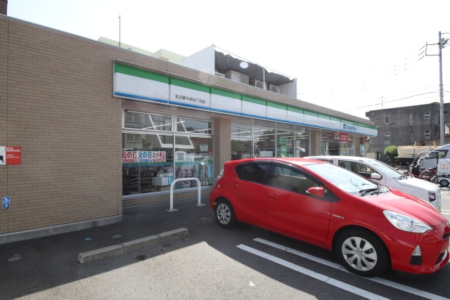 コンビニ　ファミリーマート　名古屋大幸四丁目店（コンビニ）まで304m