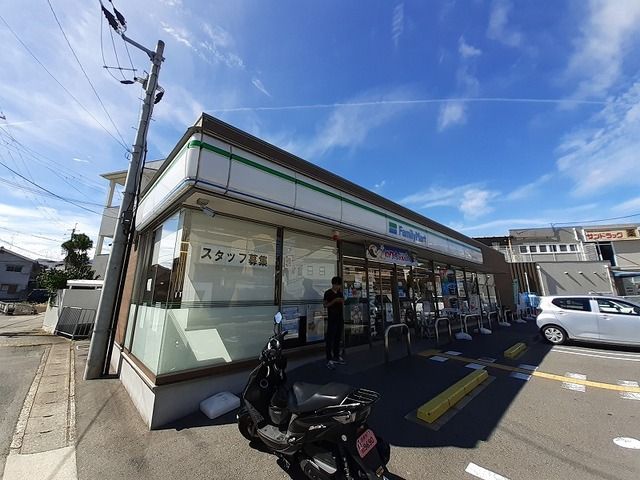 コンビニ　ファミリーマート 太秦小学校前（コンビニ）まで300m