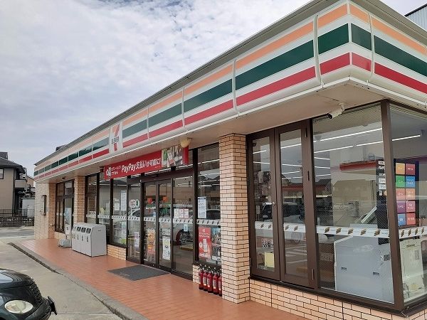 コンビニ　セブンイレブン岸岡町店（コンビニ）まで1300m