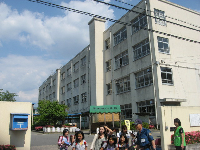 小学校　高槻市立北大冠小学校（小学校）まで447m