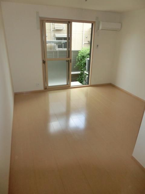 居室・リビング　南向け日当たり良好の居室