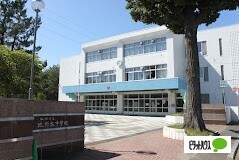 中学校　札幌市立北野台中学校（中学校）まで1057m