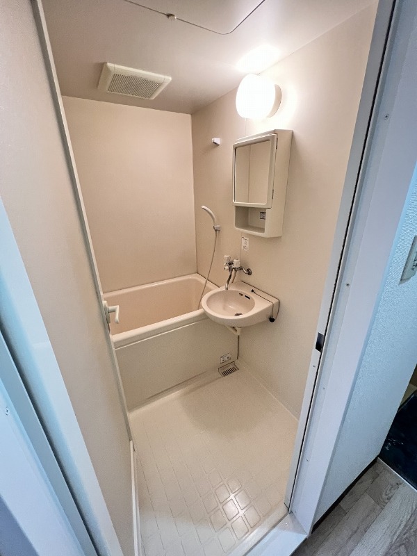 バス・シャワールーム　収納鏡つき