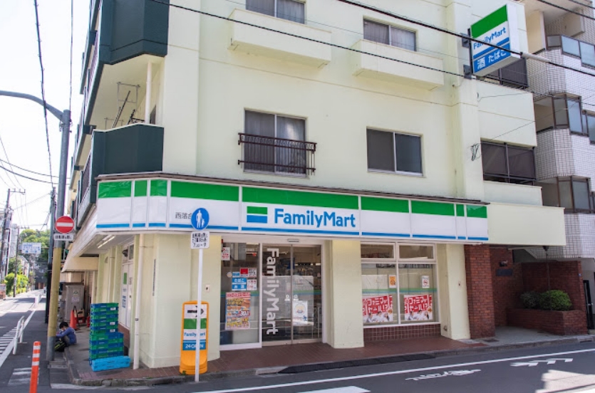 コンビニ　ファミリーマート西落合店（コンビニ）まで372m