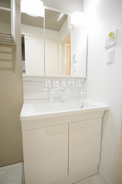 洗面設備　収納付き三面鏡独立洗面台！