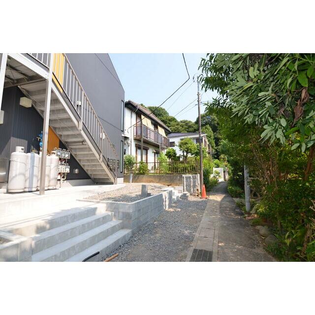 エントランス　原付バイクＯＫ、駐車場は近隣で１１，０００円です