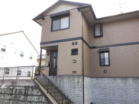 エントランス　高台にあります。