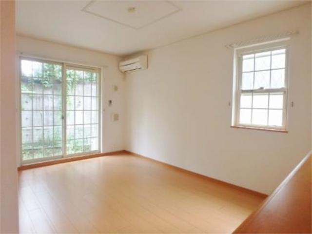 居室・リビング　別号室の参考写真となります。