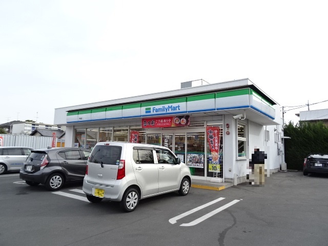 コンビニ　ファミリーマート（コンビニ）まで118m