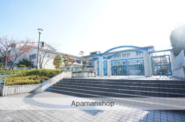 小学校　香芝市立真美ケ丘西小学校（小学校）まで1370m