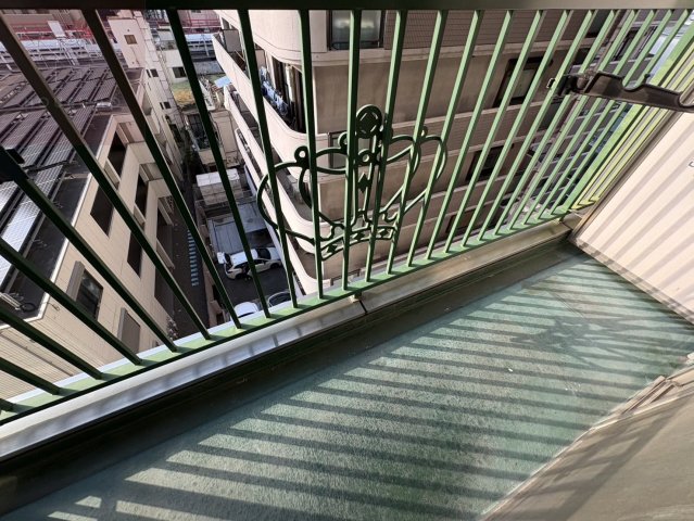 バルコニー　こまごまとしたものを収納できそうですね