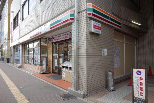 コンビニ　セブンイレブン神戸板宿駅前店（コンビニ）まで422m