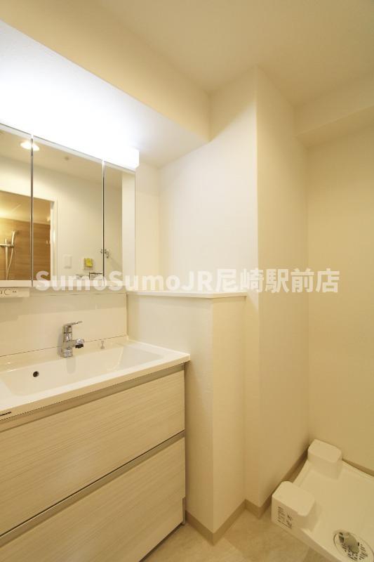 洗面設備　独立洗面台、小物を置くことができて便利です