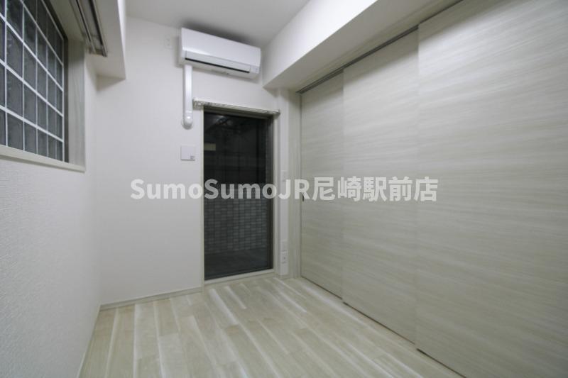 その他部屋・スペース　落ち着いた色調の寝室です