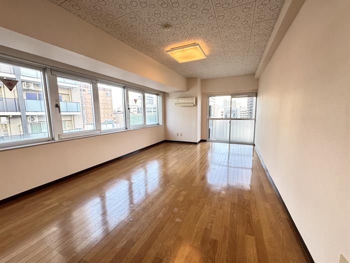 居室・リビング　窓も多く北側でも多くの光が入ります