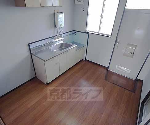 キッチン　キッチン上部には収納もございます