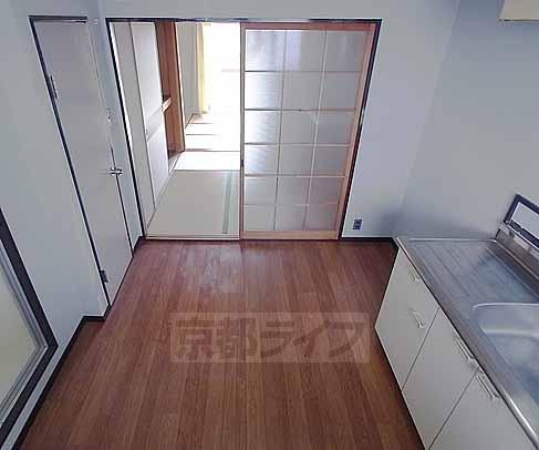 居室・リビング　奥のお部屋は和室です