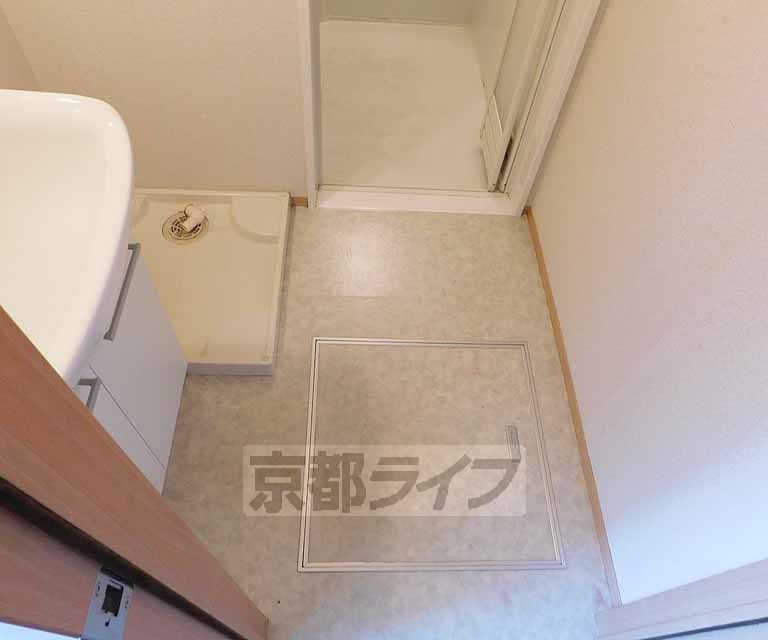 洗面設備　脱衣所広めです