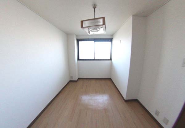 居室・リビング　落ち着いた色調の洋室です