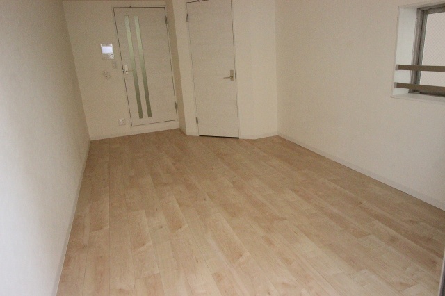 居室・リビング　同物件、別号室のものです。