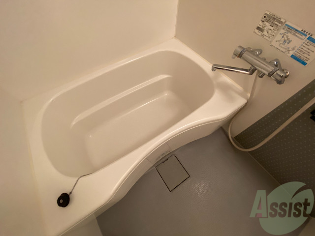 バス・シャワールーム　浴室はゆったりと浸かれるサイズ感になっています。