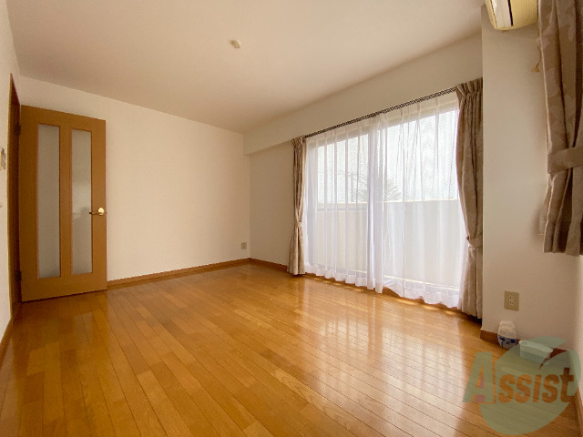 居室・リビング　１２帖の洋室です。広々として、きれいですね。