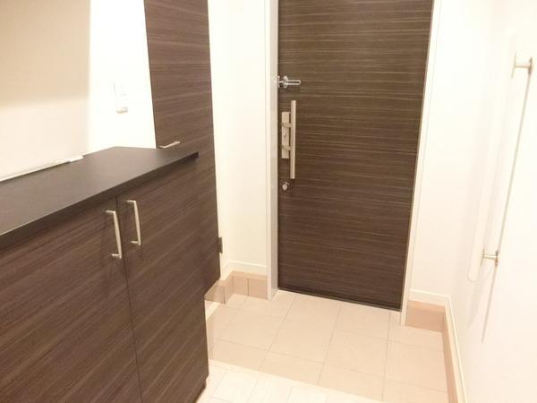 玄関　同施工会社イメージ。