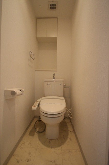 トイレ　同物件別号室の写真です。