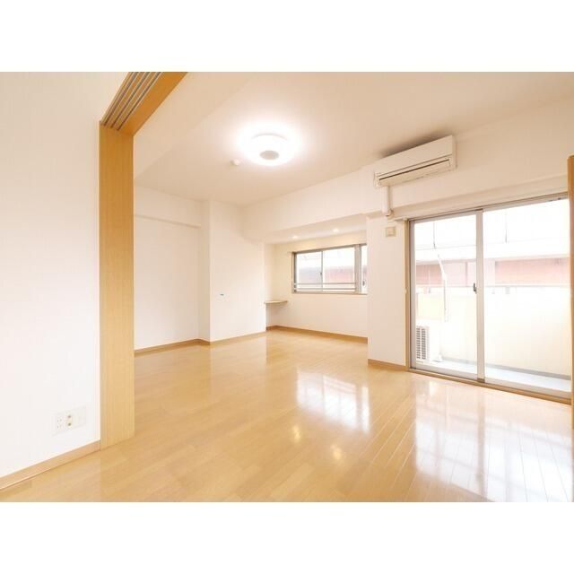 居室・リビング　こちらのリビングで趣味の時間をお楽しみください