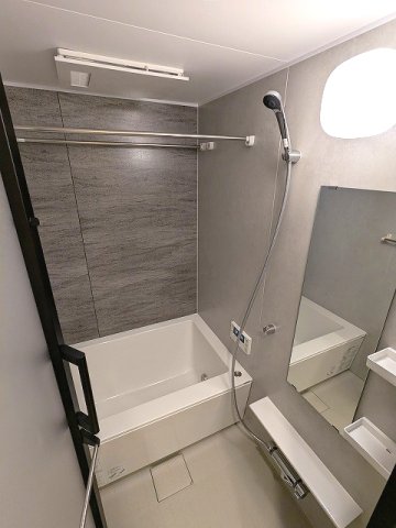 バス・シャワールーム　追焚オートバス、浴室換気乾燥機、物干しバー2本付で重い布団や