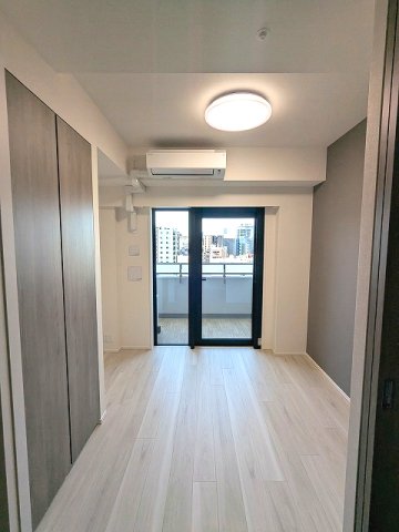 その他設備　洋室、エアコン・照明・クローゼット付き、バルコニーに面した明