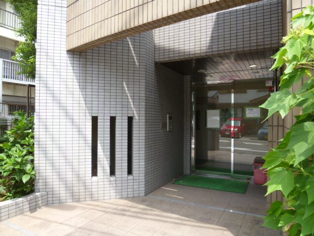 エントランス　落ち着いたエントランスです