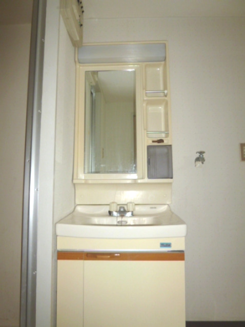 洗面設備　独立洗面化粧台が付いています