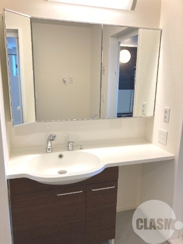 洗面設備　鏡の大きなシャンプードレッサー♪