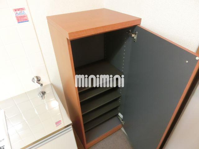 玄関　靴箱完備してます　高さ調節可能でブーツもしまえます