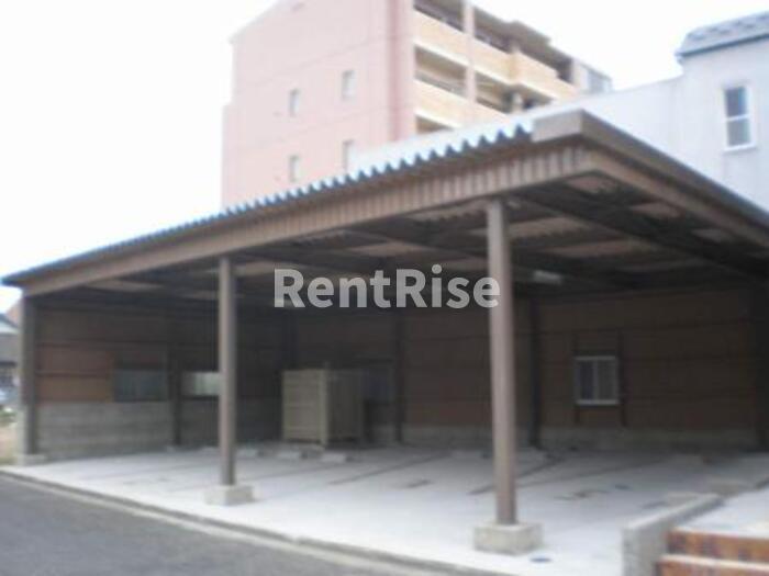 エントランス　屋根付き駐車場