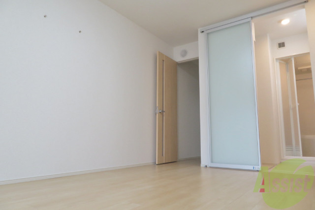 その他部屋・スペース　こちらは寝室です。広々としていて快適に過ごせますよ。