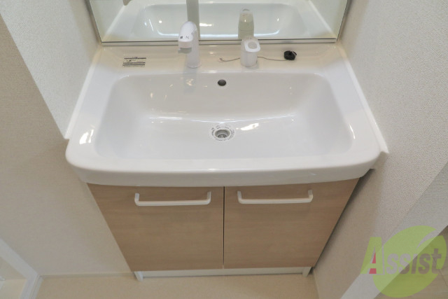 洗面設備　独立洗面台です。朝の身支度が楽しくなりそうですね。