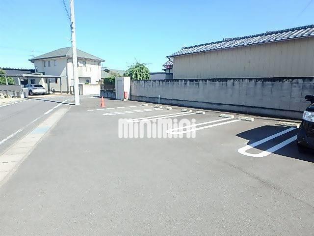 駐車場　お車の駐車も停めやすいです。
