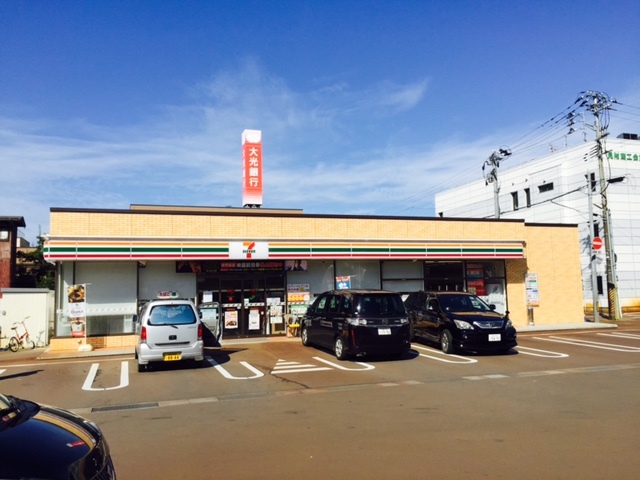 コンビニ　セブンイレブン見附本町店（コンビニ）まで607m