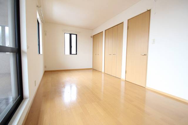 居室・リビング　２階の洋室です　収納スペースもたくさんあります