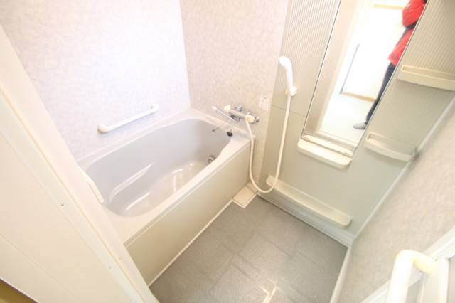 バス・シャワールーム　追い焚き機能つきのバスルームです