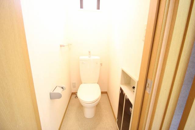 トイレ　落ち着いた空間のトイレです