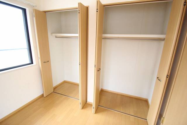 収納　パイプハンガーつきの大容量収納スペースです
